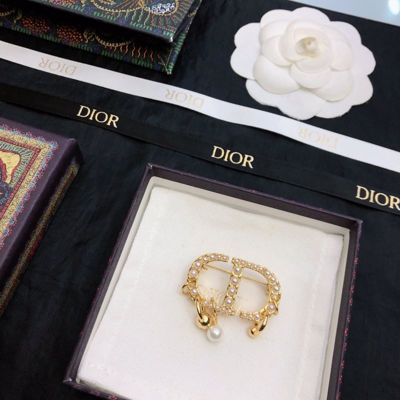 chr1st1an D10r brooches